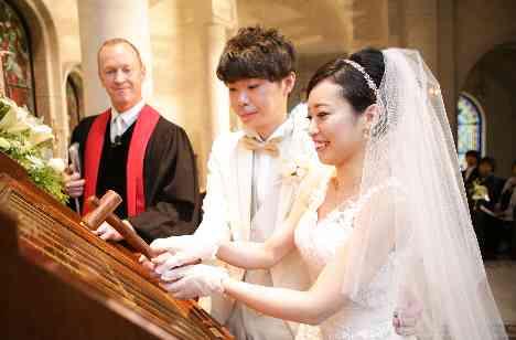 ゲストに感謝を伝える、ふたりで感動を記録する結婚式の挙式画像