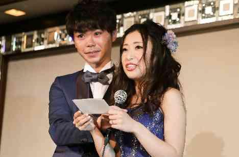 ゲストに感謝を伝える、ふたりで感動を記録する結婚式の披露宴画像