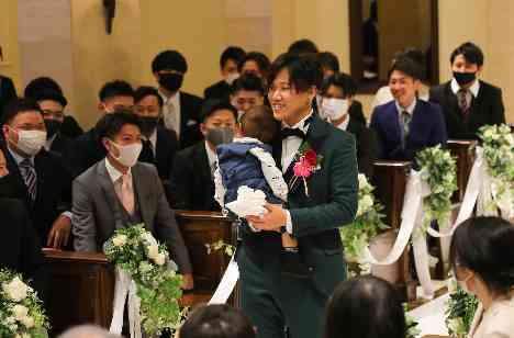 サプライズでゲストもふたりもワクワクの挙式画像