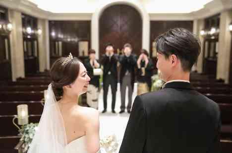 お酒と共にアットホームWEDDING♡の挙式画像