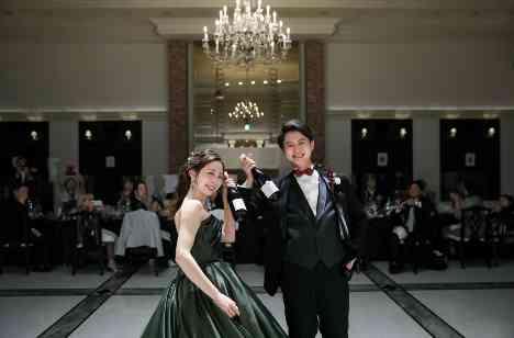 お酒と共にアットホームWEDDING♡の披露宴画像