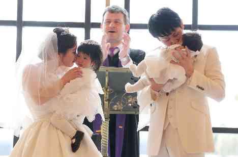 ゲストの方の笑顔あふれるweddingの挙式画像