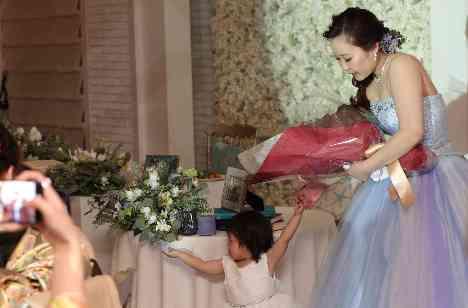 ゲストの方の笑顔あふれるweddingの披露宴画像