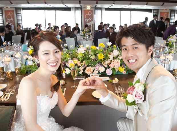 大好きなお花に囲まれたウエディングパーティの挙式実例画像