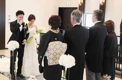笑顔あふれる上品でシンプルな大人ウェディングの準備・打ち合わせ画像