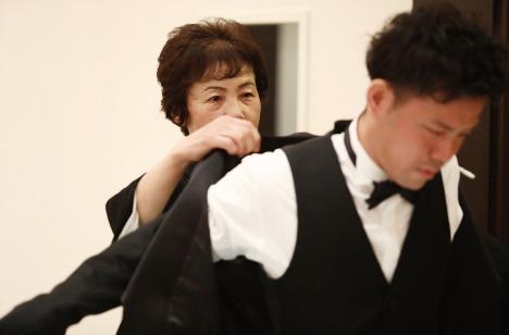 笑顔あふれる上品でシンプルな大人ウェディングの挙式画像