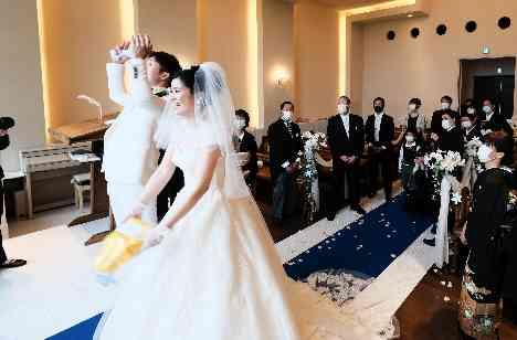 海の見える結婚式場で料理重視のweddingの挙式画像