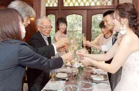 レトロな貴賓室で、家族の絆が深まるお食事会の披露宴画像