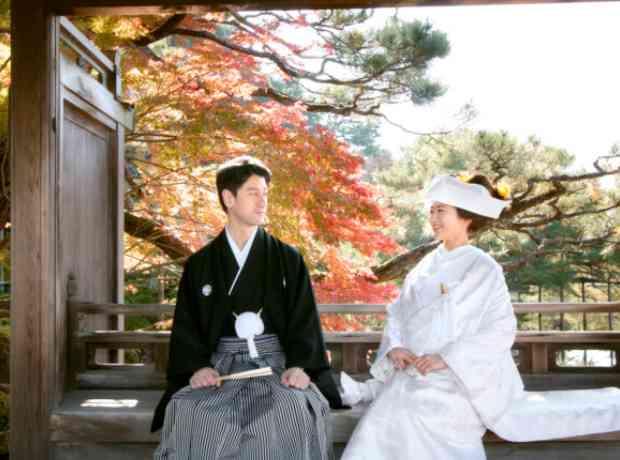 秋の彩り溢れる紅葉の中で迎える憧れの結婚式の挙式実例画像