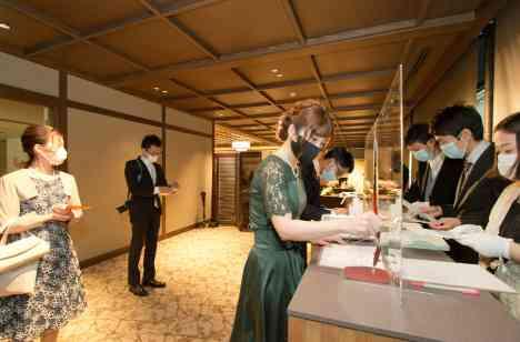 秋の彩り溢れる紅葉の中で迎える憧れの結婚式の準備・打ち合わせ画像