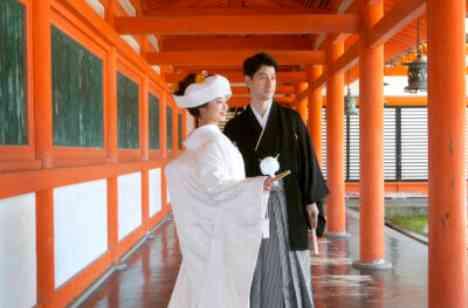 秋の彩り溢れる紅葉の中で迎える憧れの結婚式の挙式画像