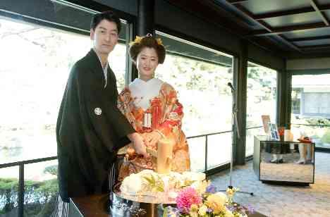 秋の彩り溢れる紅葉の中で迎える憧れの結婚式の披露宴画像