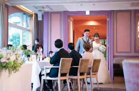 自由度の高いゲストも楽しめるWEDDINGの披露宴画像