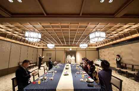 家族の絆感じるバレンタインウェディングの披露宴画像