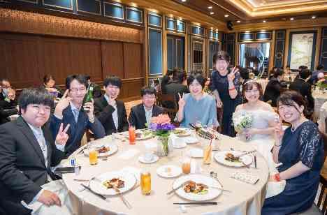 お二人らしさと皆んなで楽しむliveweddingの披露宴画像