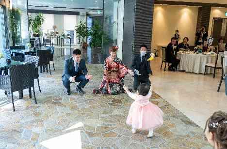 大切な家族のお披露目☆3人でFamily!の演出画像