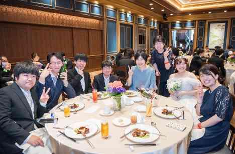 お二人らしさと皆んなで楽しむliveweddingの披露宴画像