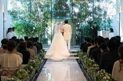 ボタニカルなカラーに包まれ爽やかなご結婚式♪の挙式画像