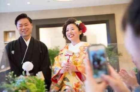 笑顔溢れるサプライズ尽くしのパーティの披露宴画像
