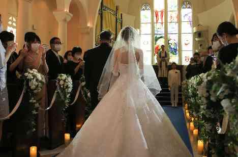 大人かわいく みんなが楽しめる結婚式の挙式画像