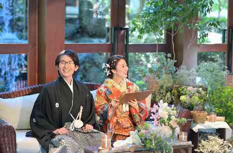 緑に囲まれて笑顔あふれる自由な結婚式をの披露宴画像